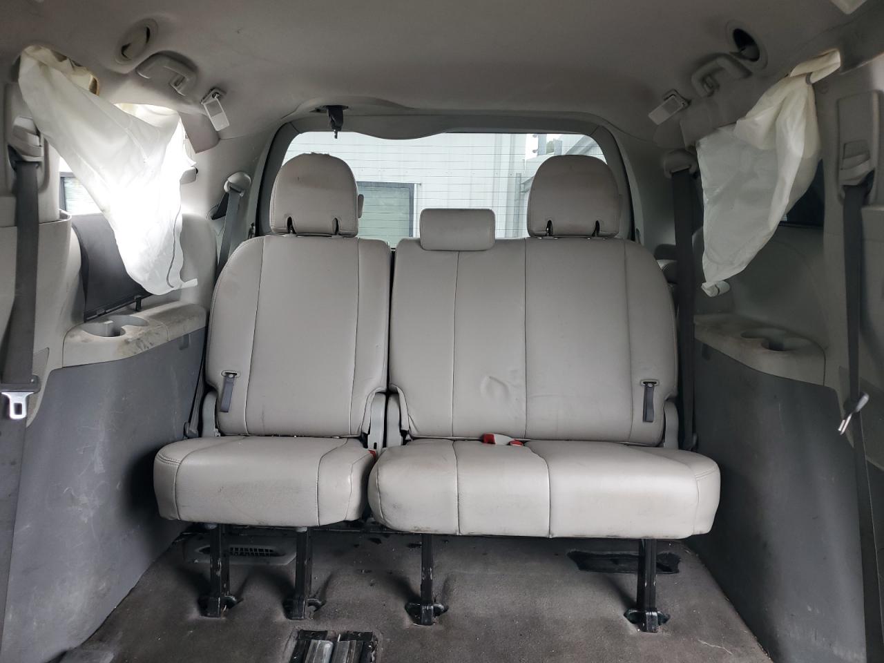 2011 Toyota Sienna - Image 10