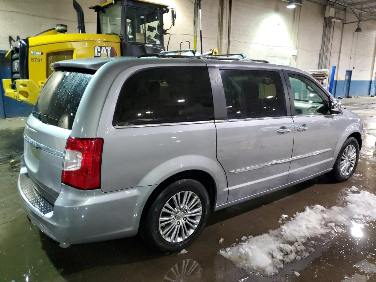 2014 Chrysler Town & Country - Image 3
