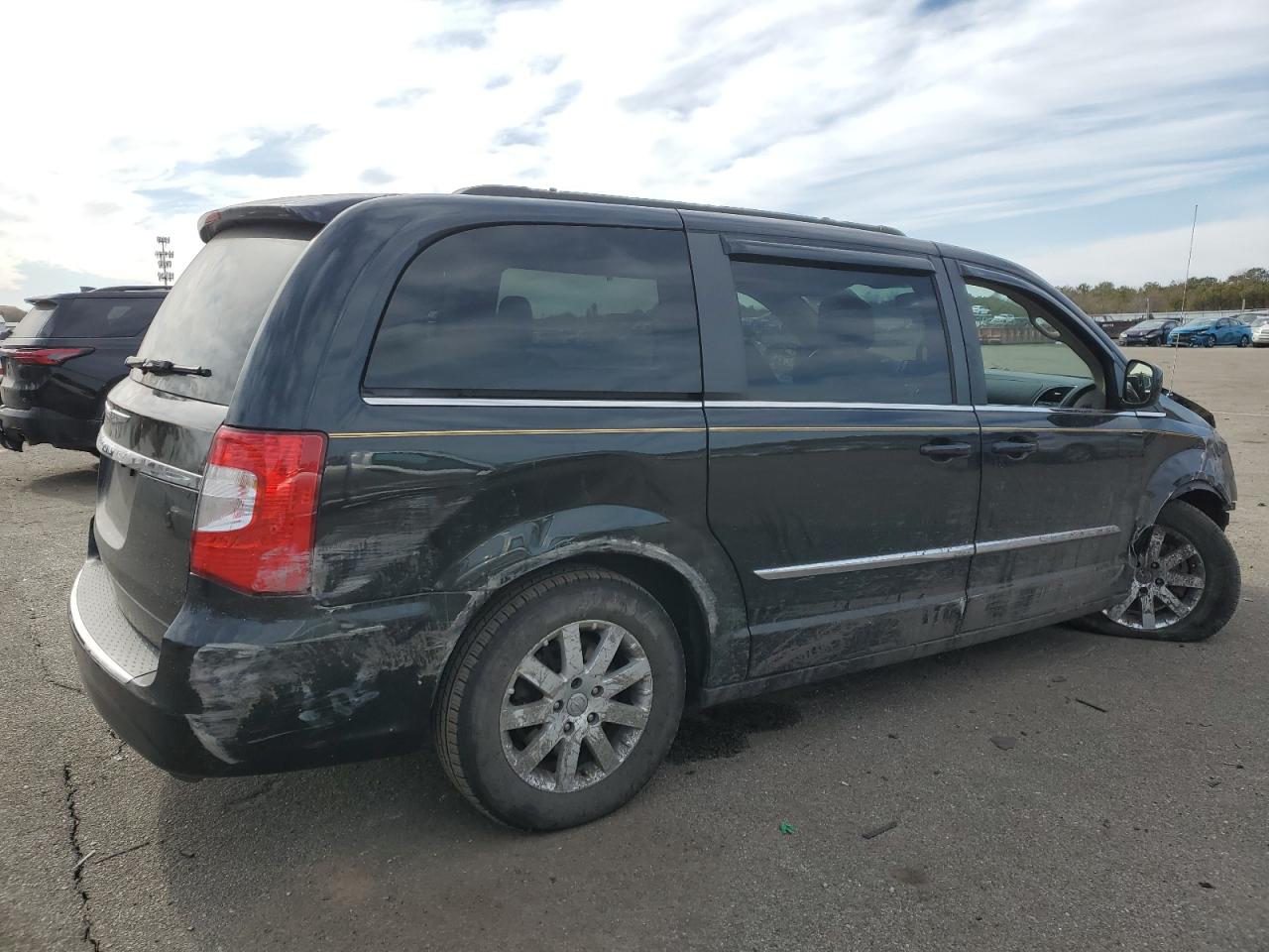 2016 Chrysler Town & Country - Image 3