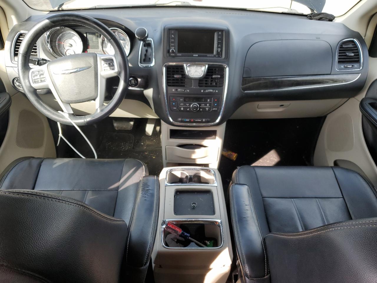 2016 Chrysler Town & Country - Image 8