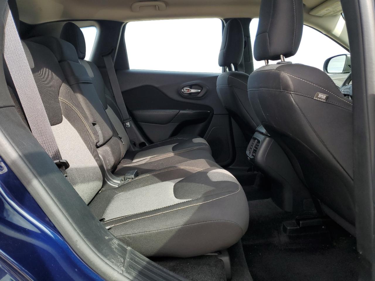 2015 Jeep Grand Cherokee - Image 11