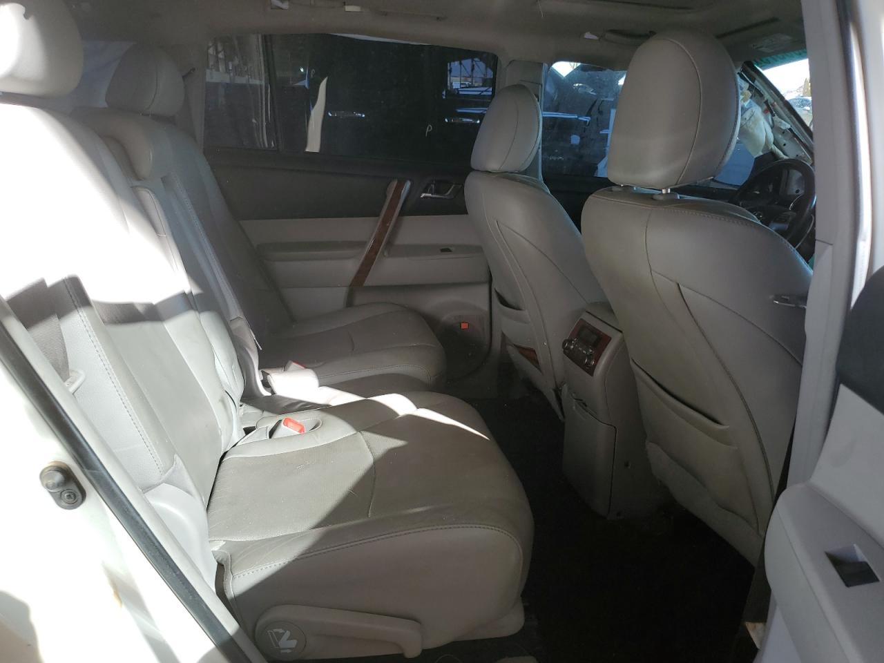 2013 Toyota Highlander - Image 11