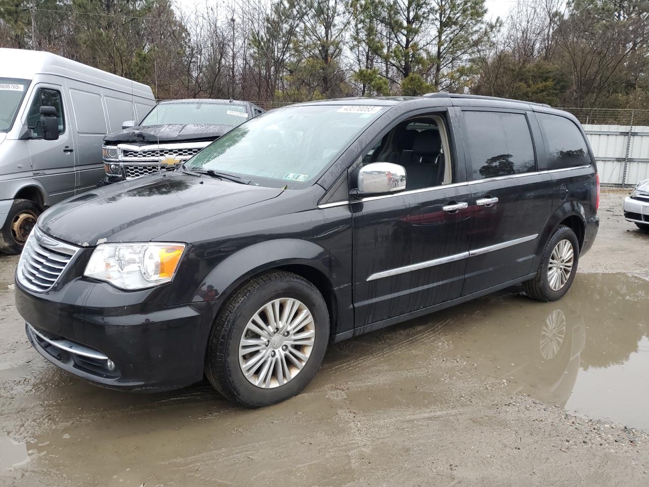2016 Chrysler Town & Country - Image 1