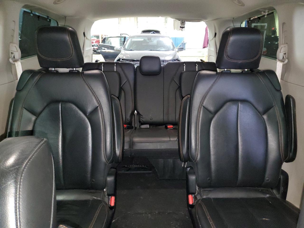 2017 Chrysler Pacifica - Image 10