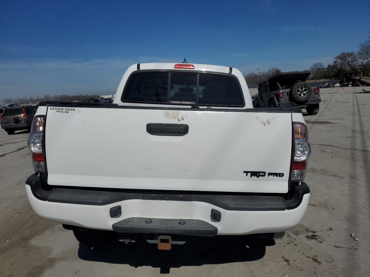 2015 Toyota Tacoma - Image 6