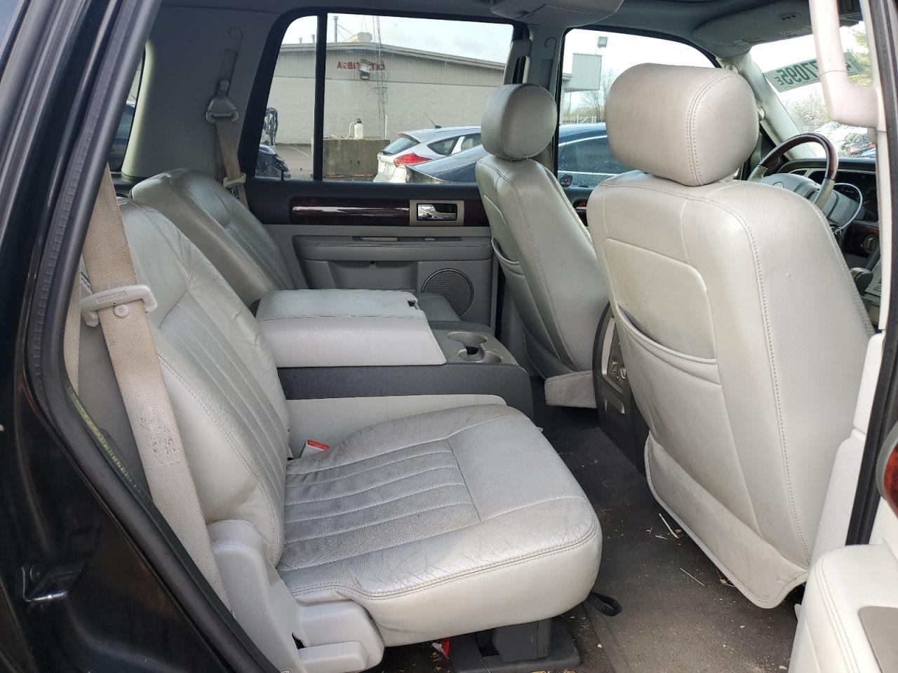 2004 Lincoln Navigator - Image 11