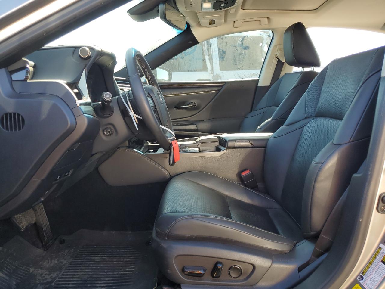 2020 Lexus ES - Image 7