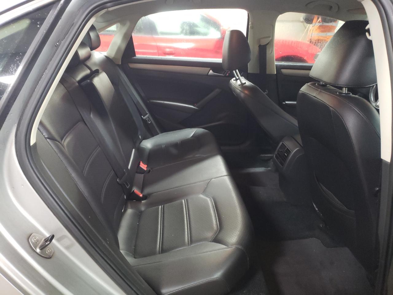 2014 Volkswagen Passat - Image 10