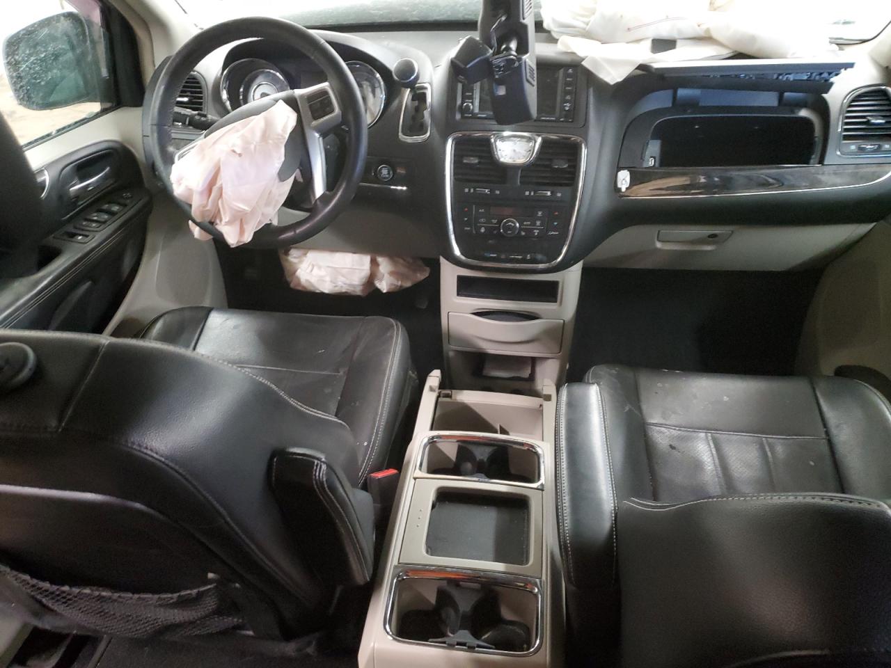 2013 Chrysler Town & Country - Image 8