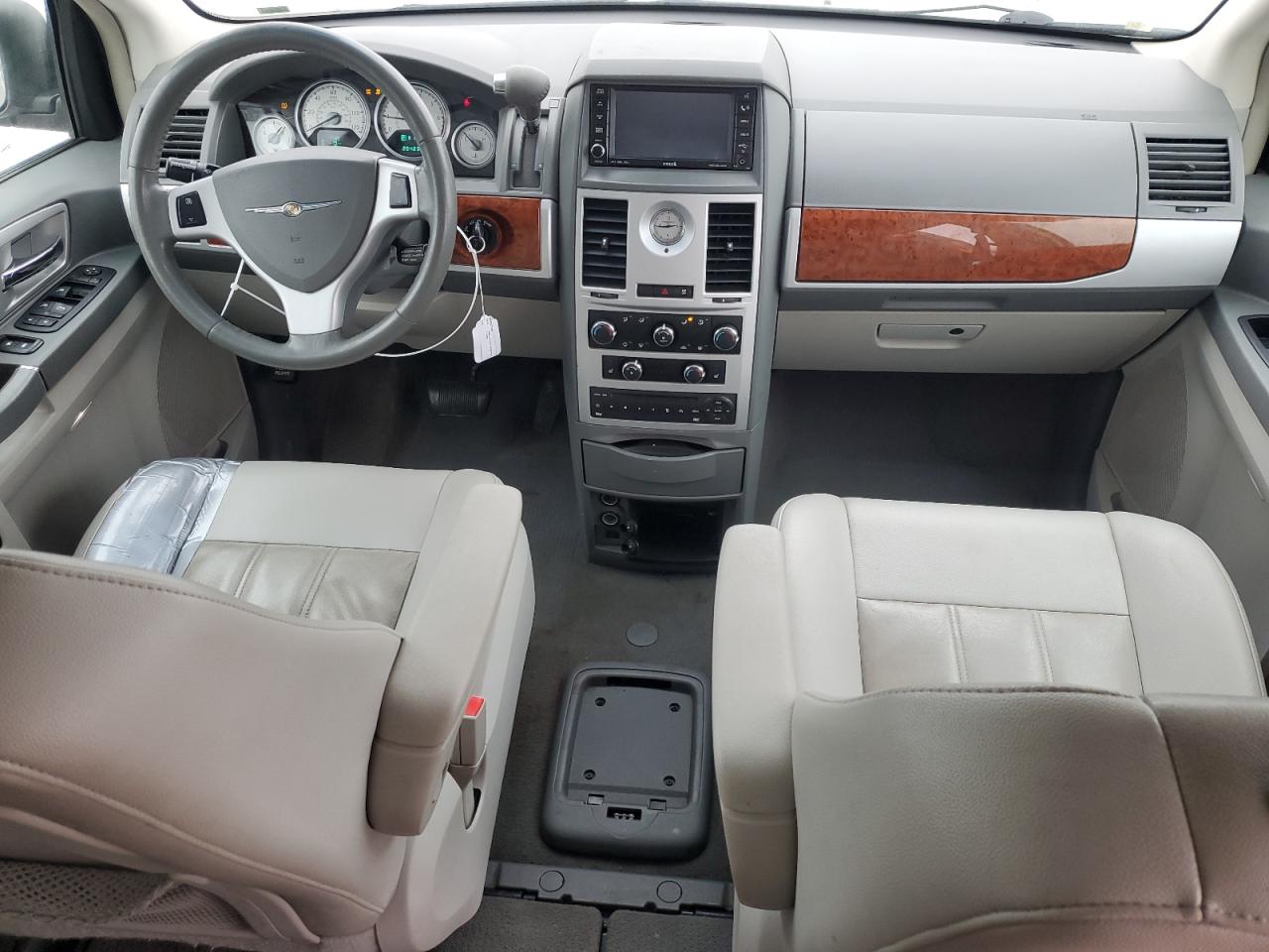 2009 Chrysler Town & Country - Image 8