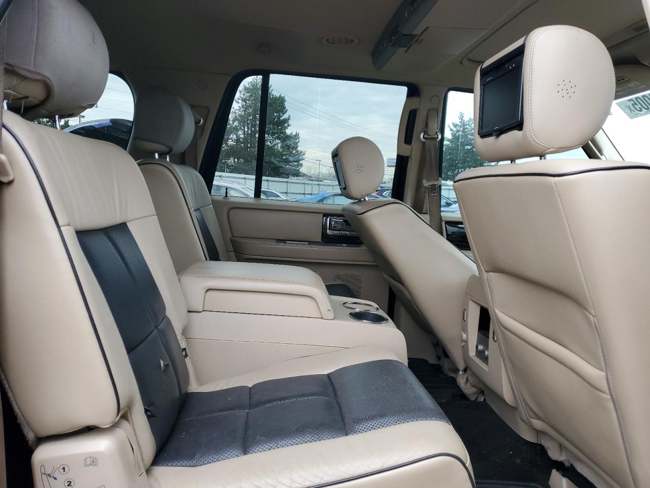 2010 Lincoln Navigator - Image 11