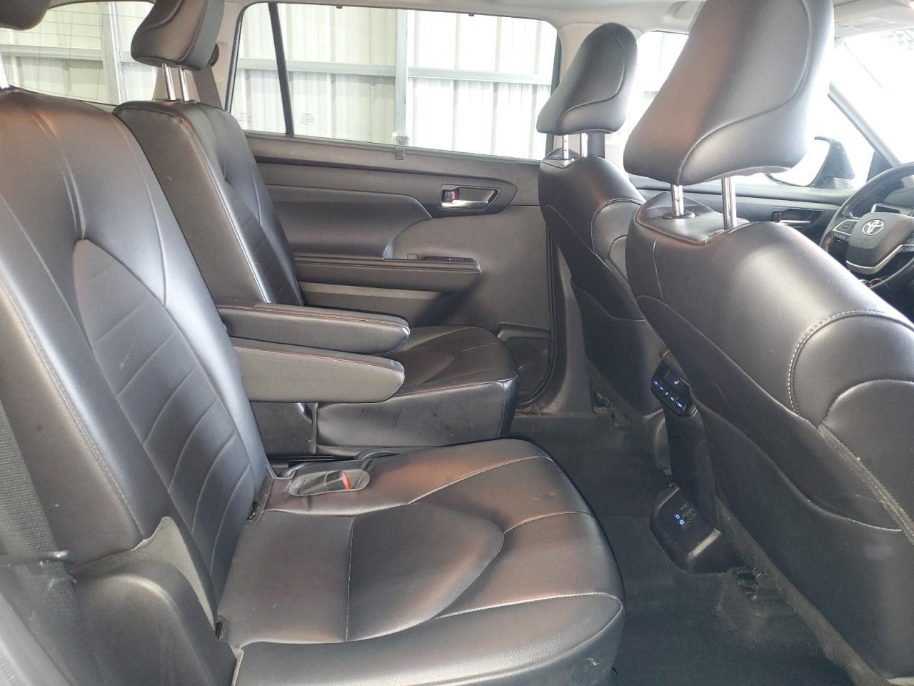 2022 Toyota Highlander - Image 11