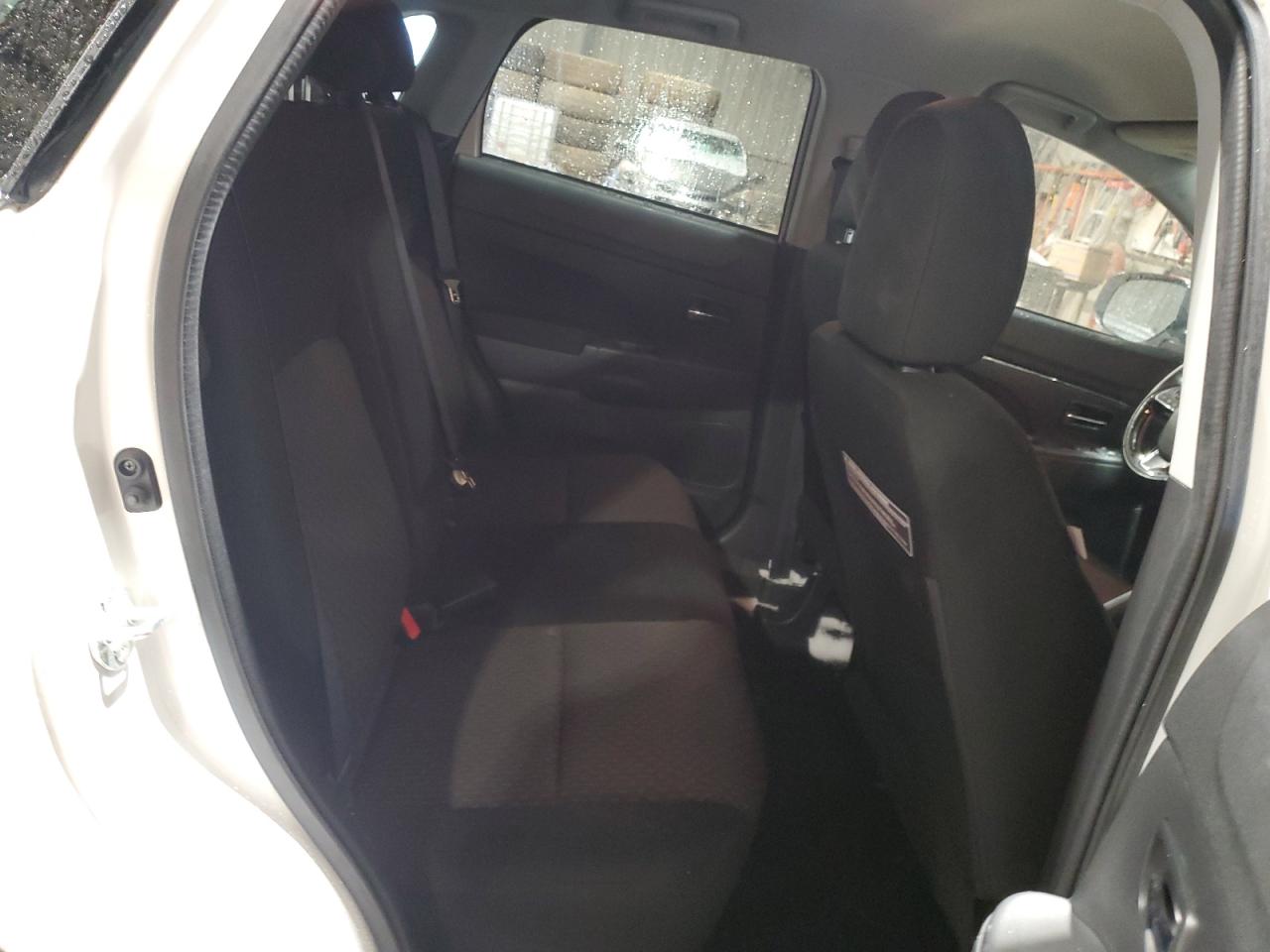 2017 Mitsubishi Outlander - Image 11
