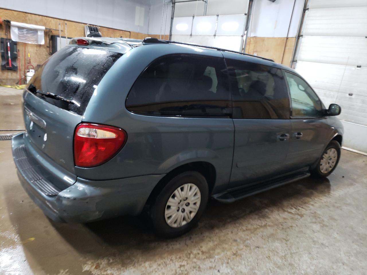 2006 Chrysler Town & Country - Image 3