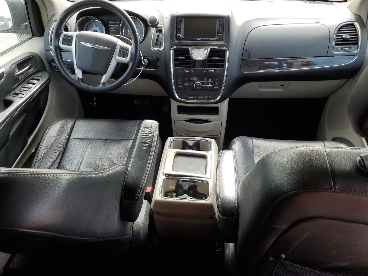 2014 Chrysler Town & Country - Image 8