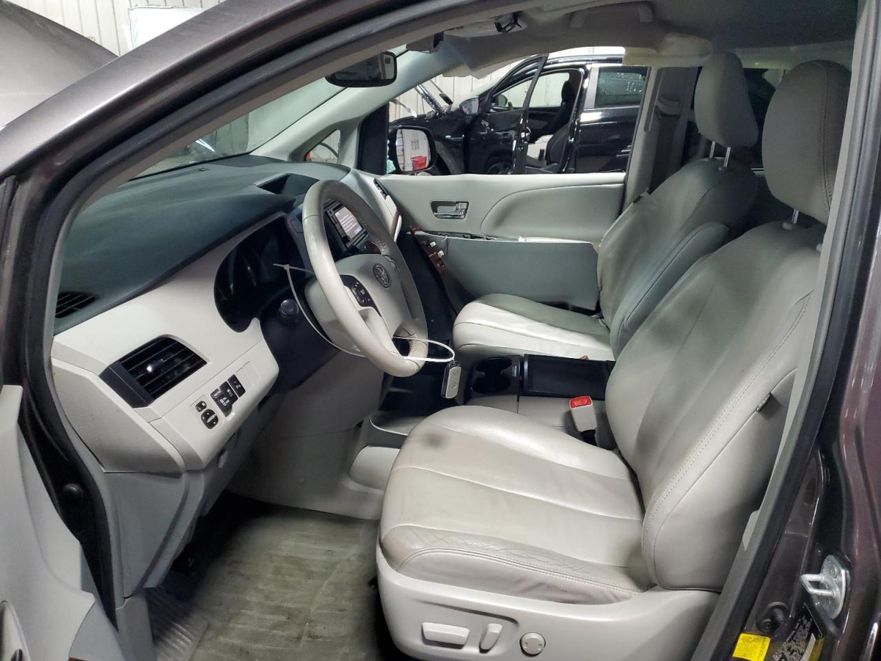 2013 Toyota Sienna - Image 7