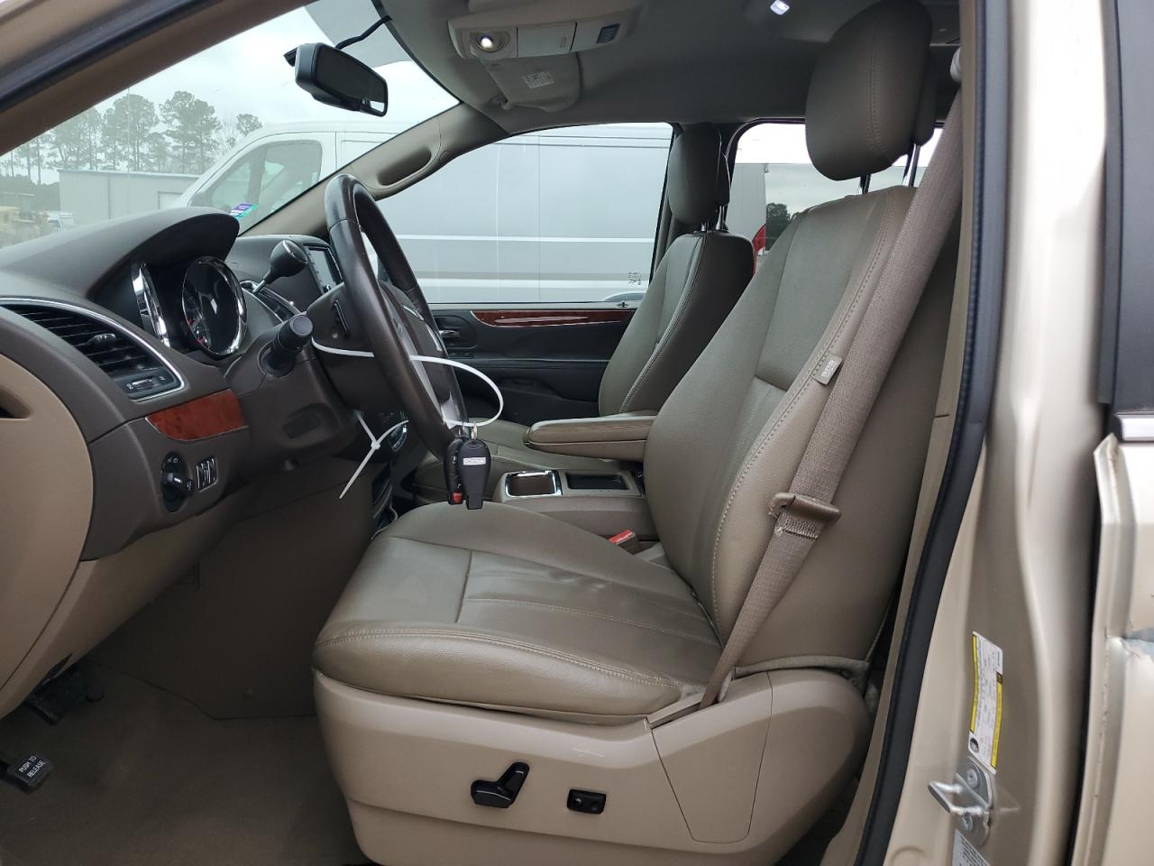 2016 Chrysler Town & Country - Image 7