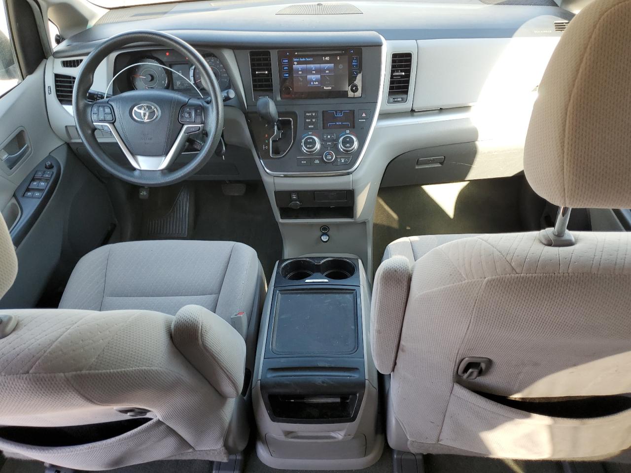 2017 Toyota Sienna - Image 8