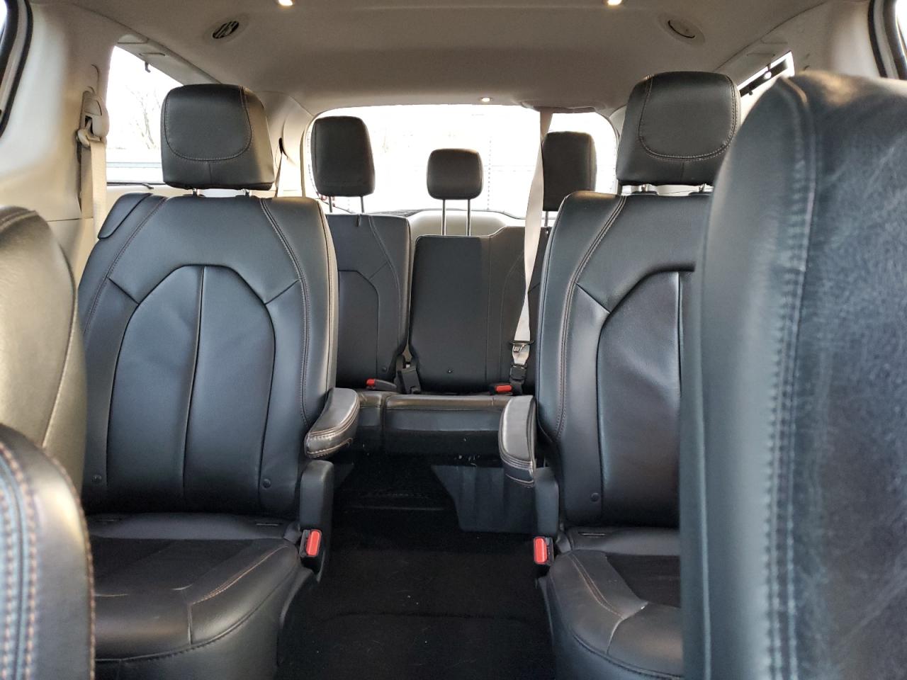 2017 Chrysler Pacifica - Image 10