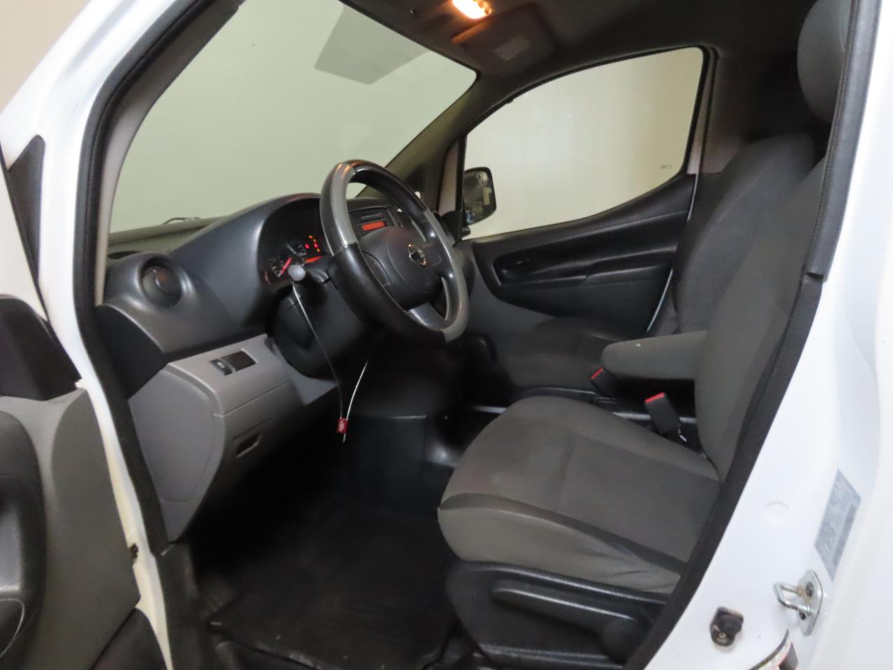 2017 Nissan NV - Image 9