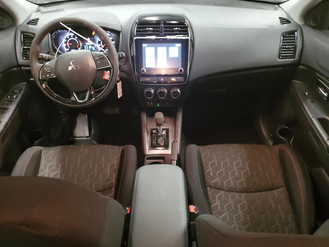 2024 Mitsubishi Outlander - Image 8