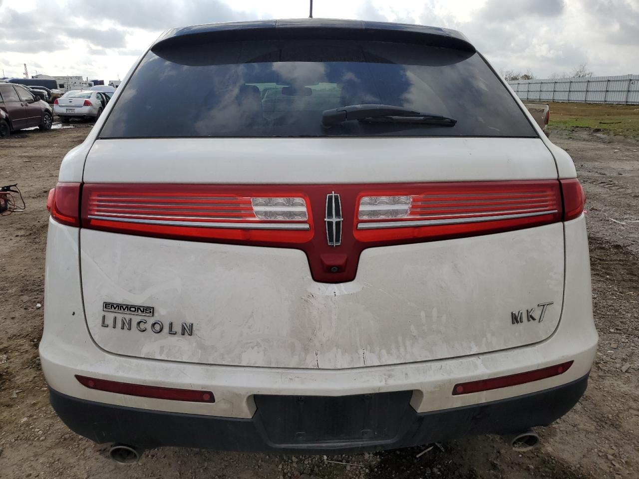 2014 Lincoln MKT - Image 6