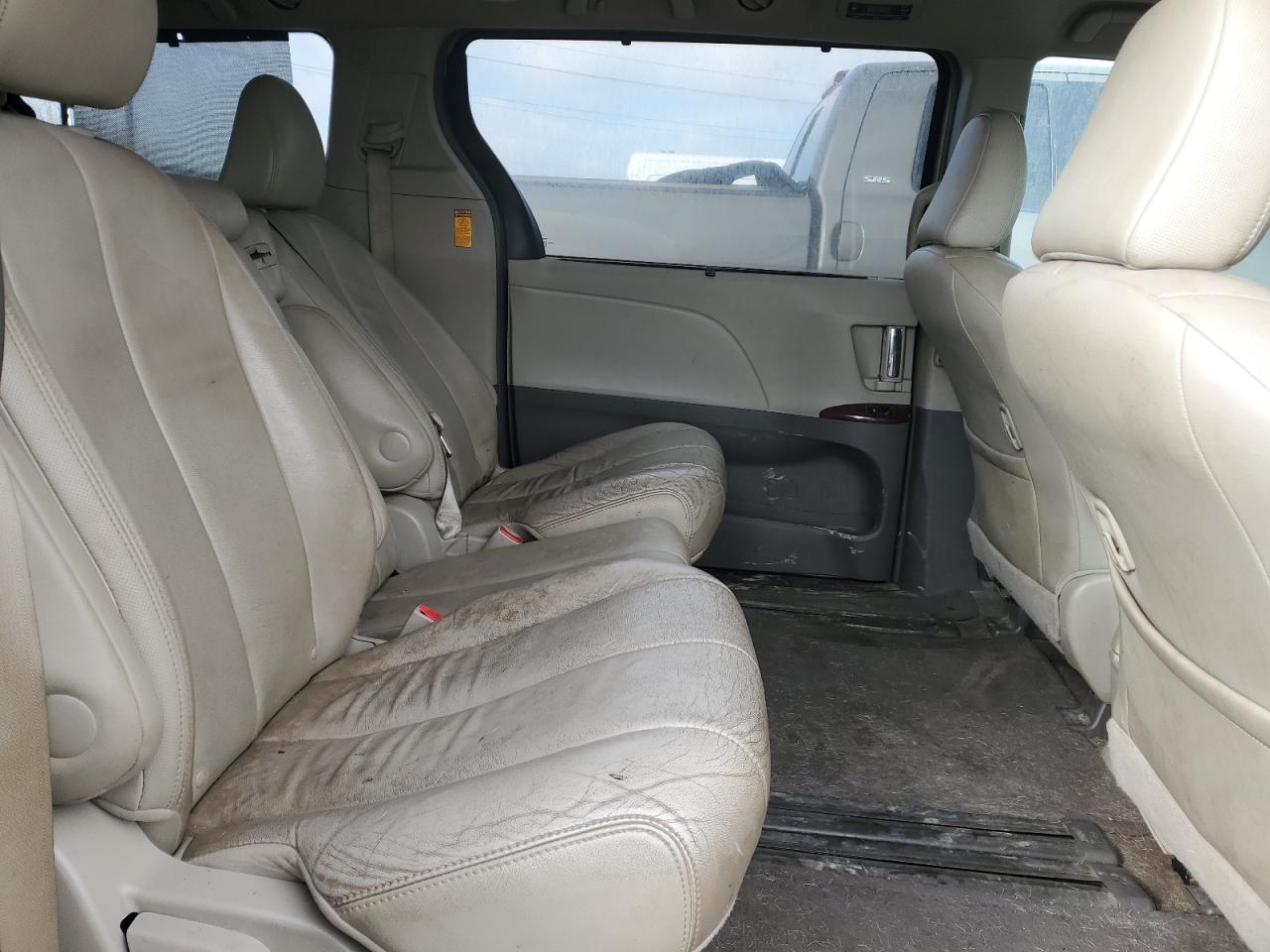 2013 Toyota Sienna - Image 11