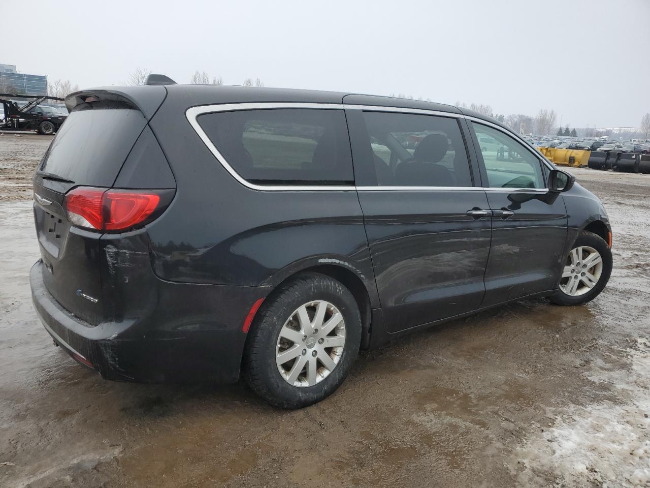 2018 Chrysler Pacifica - Image 3