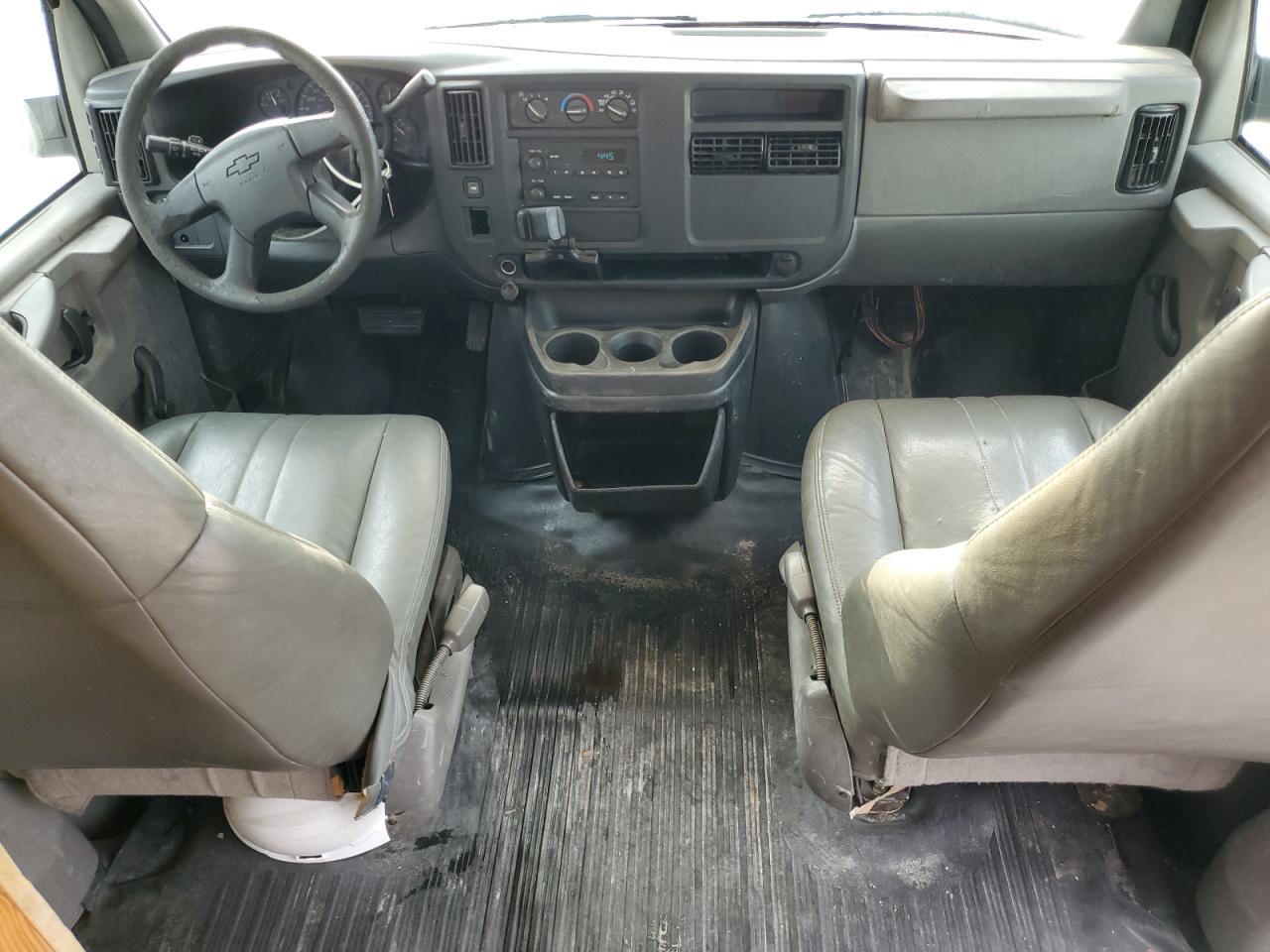 2003 Chevrolet Express - Image 8