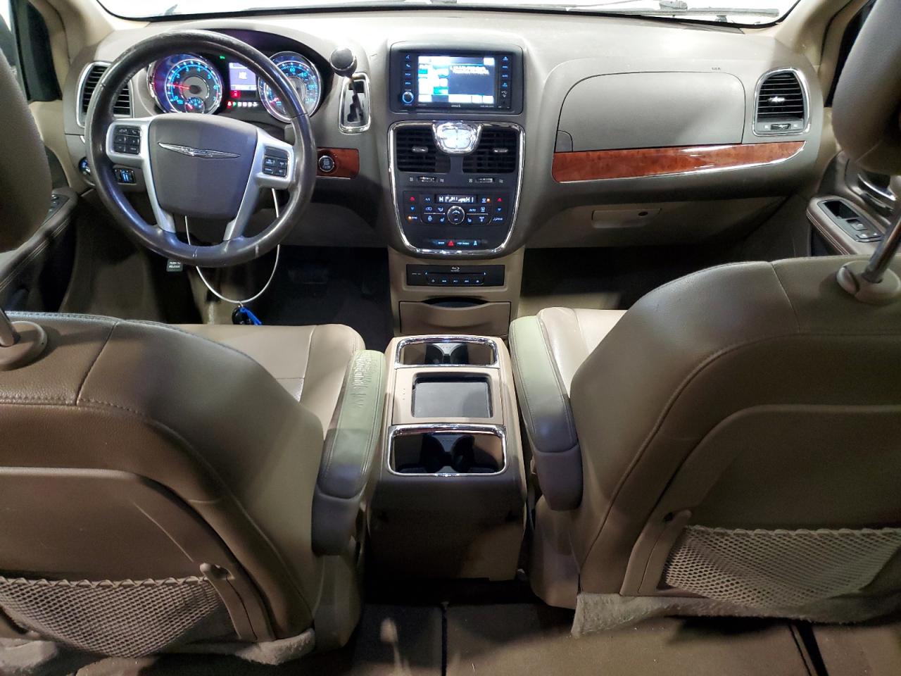 2013 Chrysler Town & Country - Image 8