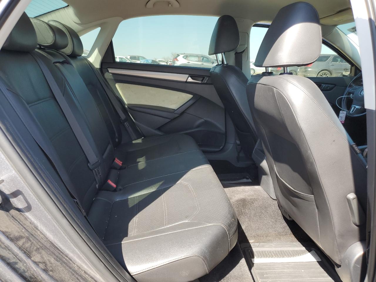 2015 Volkswagen Passat - Image 10