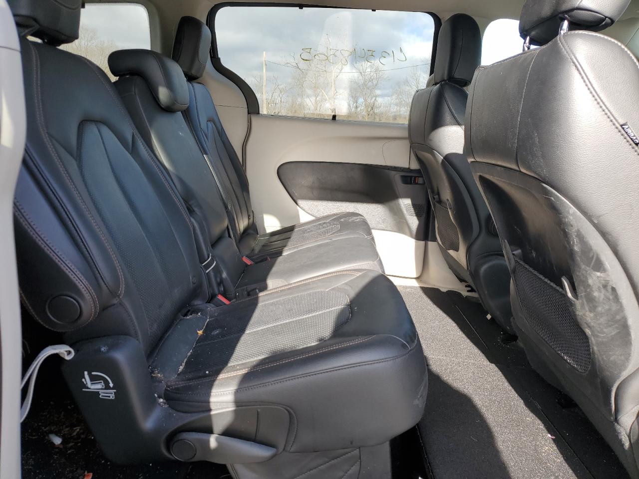 2018 Chrysler Pacifica - Image 12