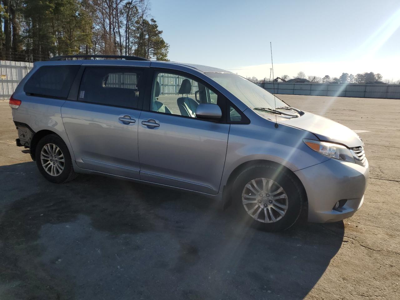 2012 Toyota Sienna - Image 4