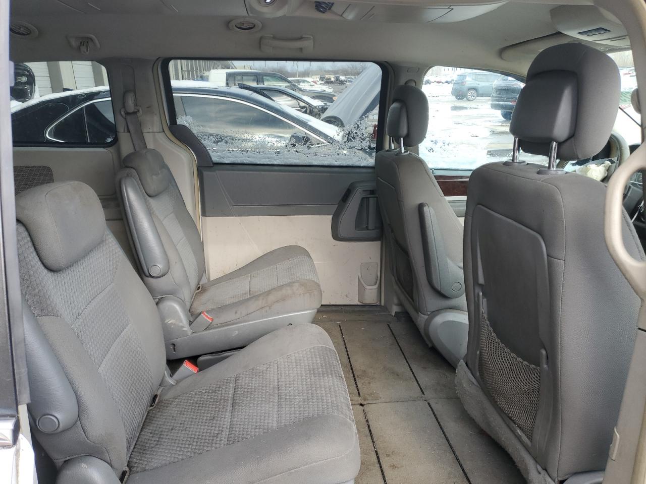 2010 Chrysler Town & Country - Image 11