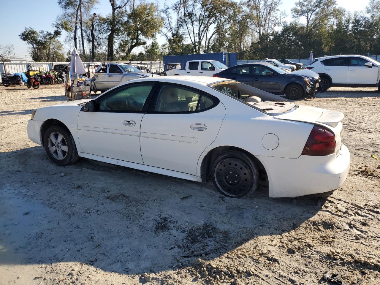 2005 Pontiac Grand Prix - Image 2