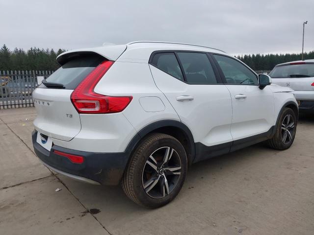 2021 VOLVO XC40 MOMEN