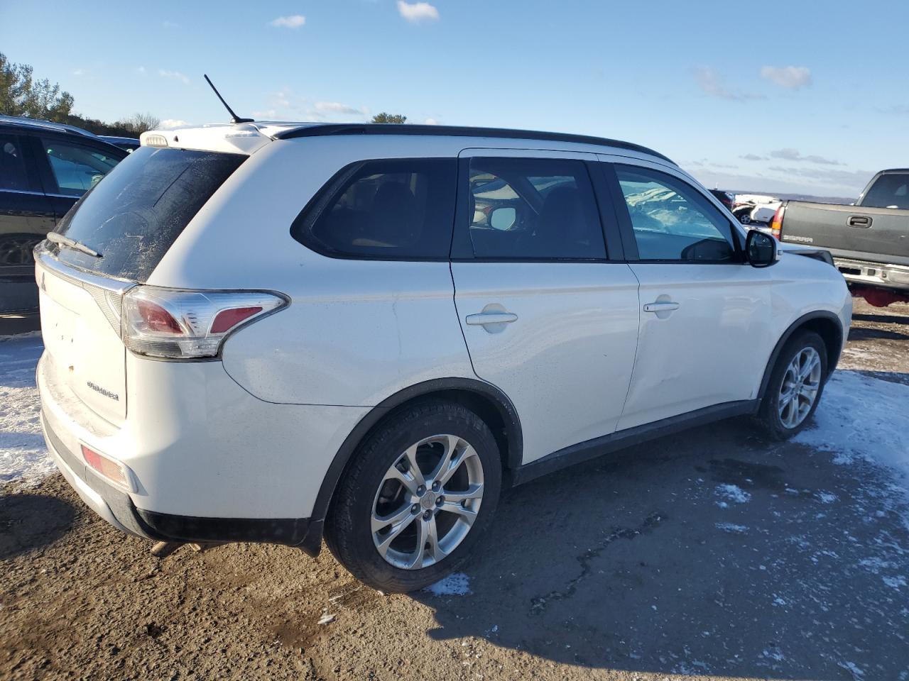 2015 Mitsubishi Outlander - Image 3