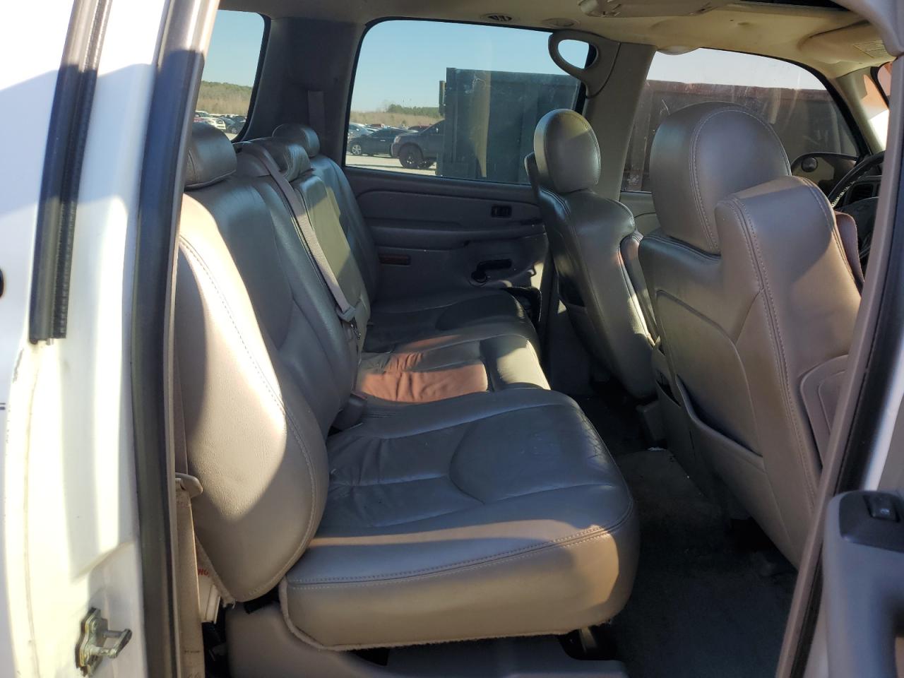 2005 Chevrolet Suburban - Image 12
