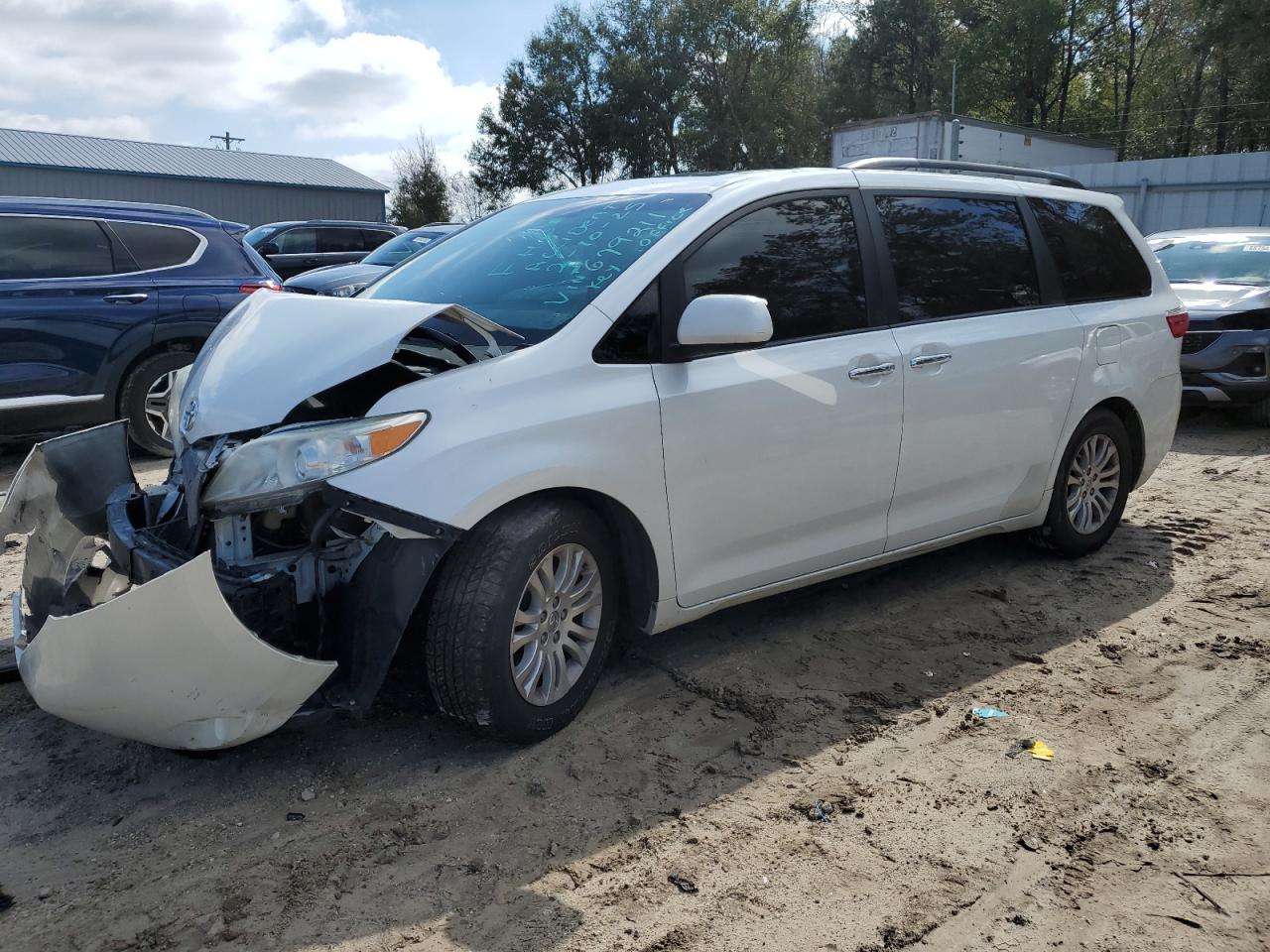 2015 Toyota Sienna - Image 1
