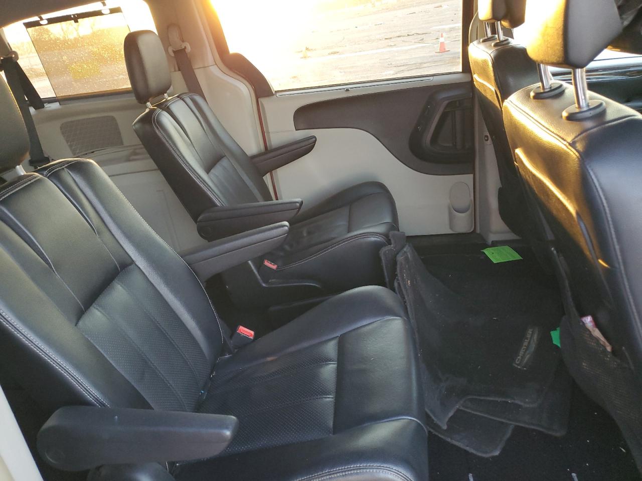 2014 Chrysler Town & Country - Image 12
