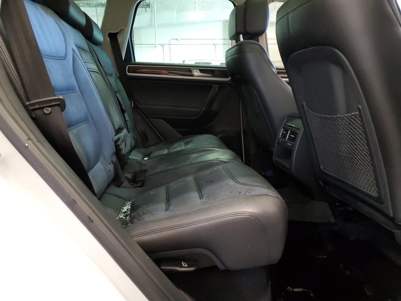 2015 Volkswagen Touareg - Image 10