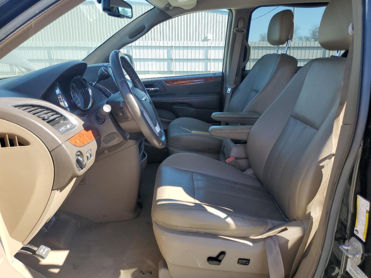 2015 Chrysler Town & Country - Image 7