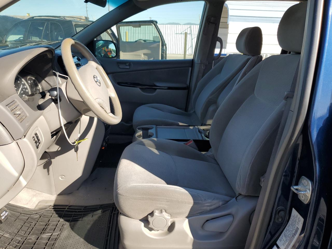 2004 Toyota Sienna - Image 7