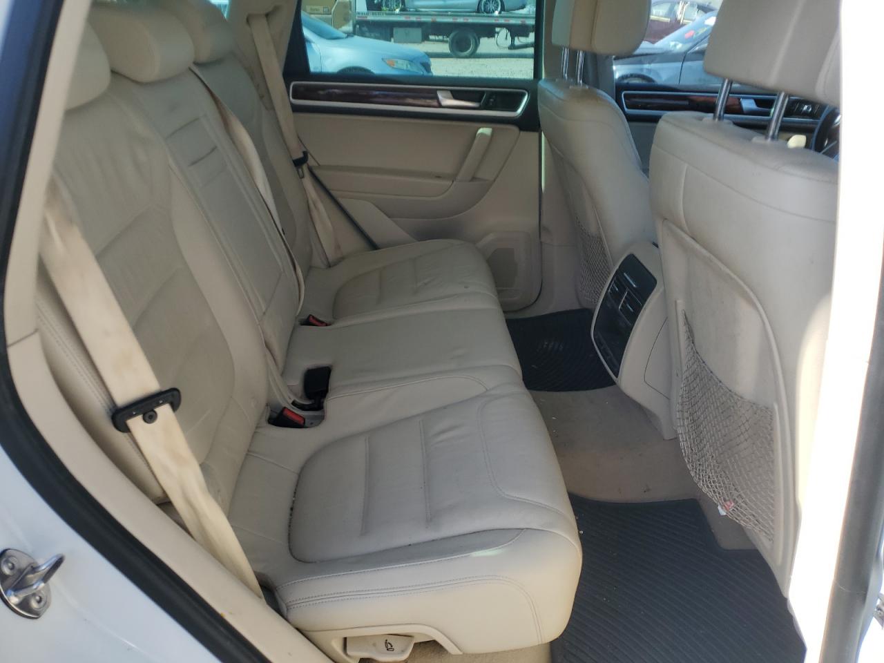 2014 Volkswagen Touareg - Image 11