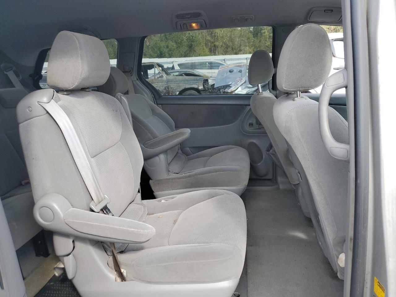 2004 Toyota Sienna - Image 11
