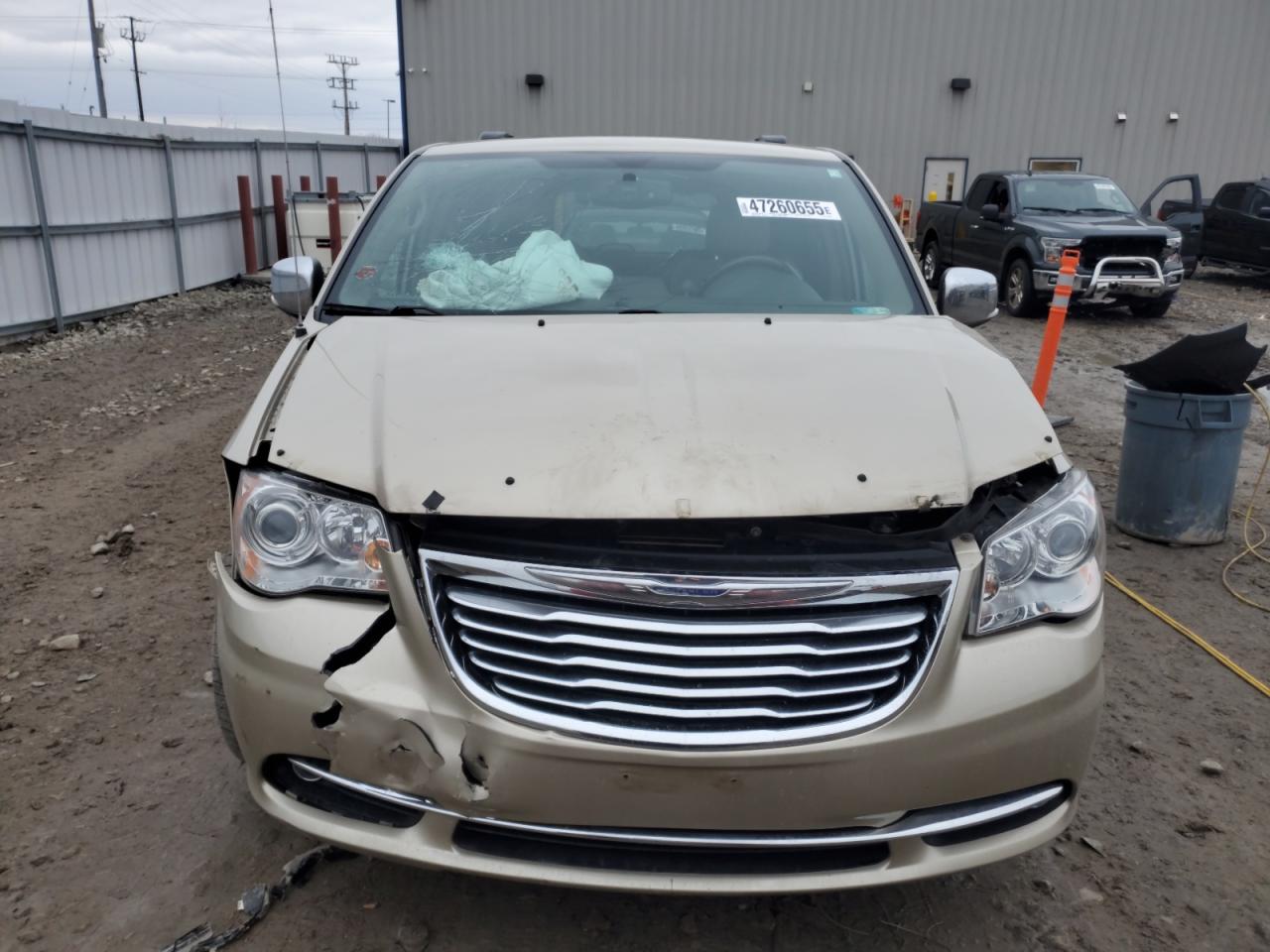 2016 Chrysler Town & Country - Image 5