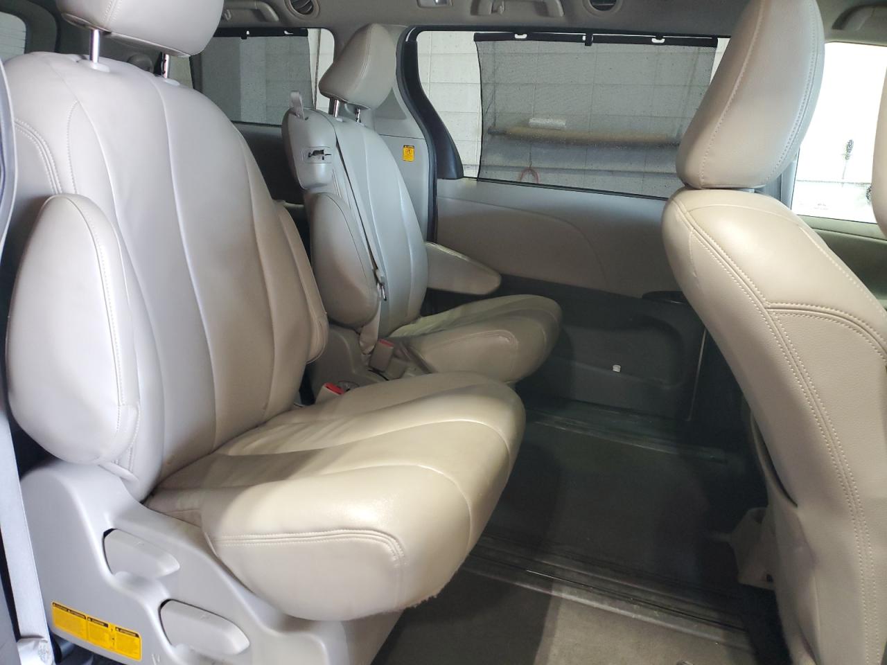 2011 Toyota Sienna - Image 11