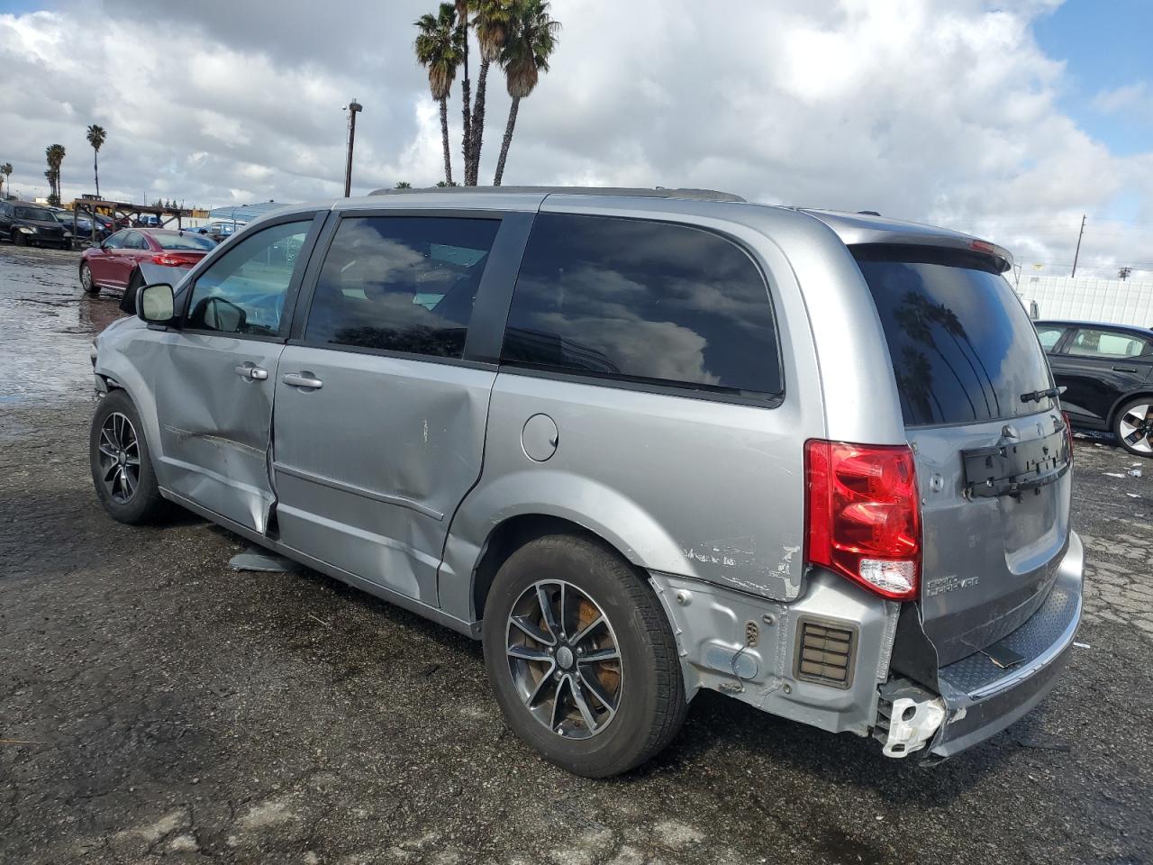 2016 Dodge Caravan - Image 2