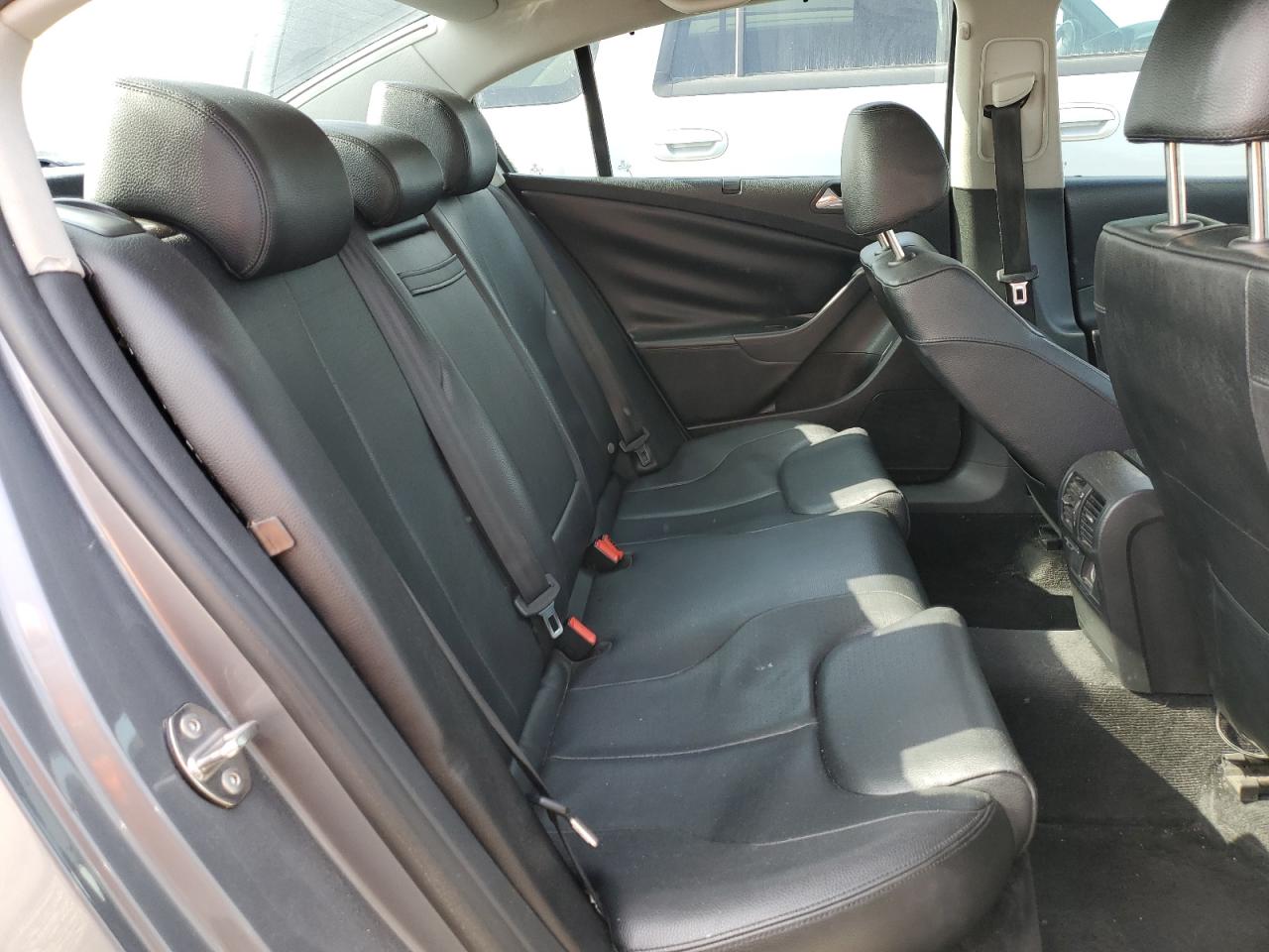 2008 Volkswagen Passat - Image 11