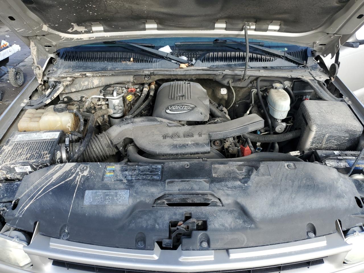 2004 Chevrolet Suburban - Image 14